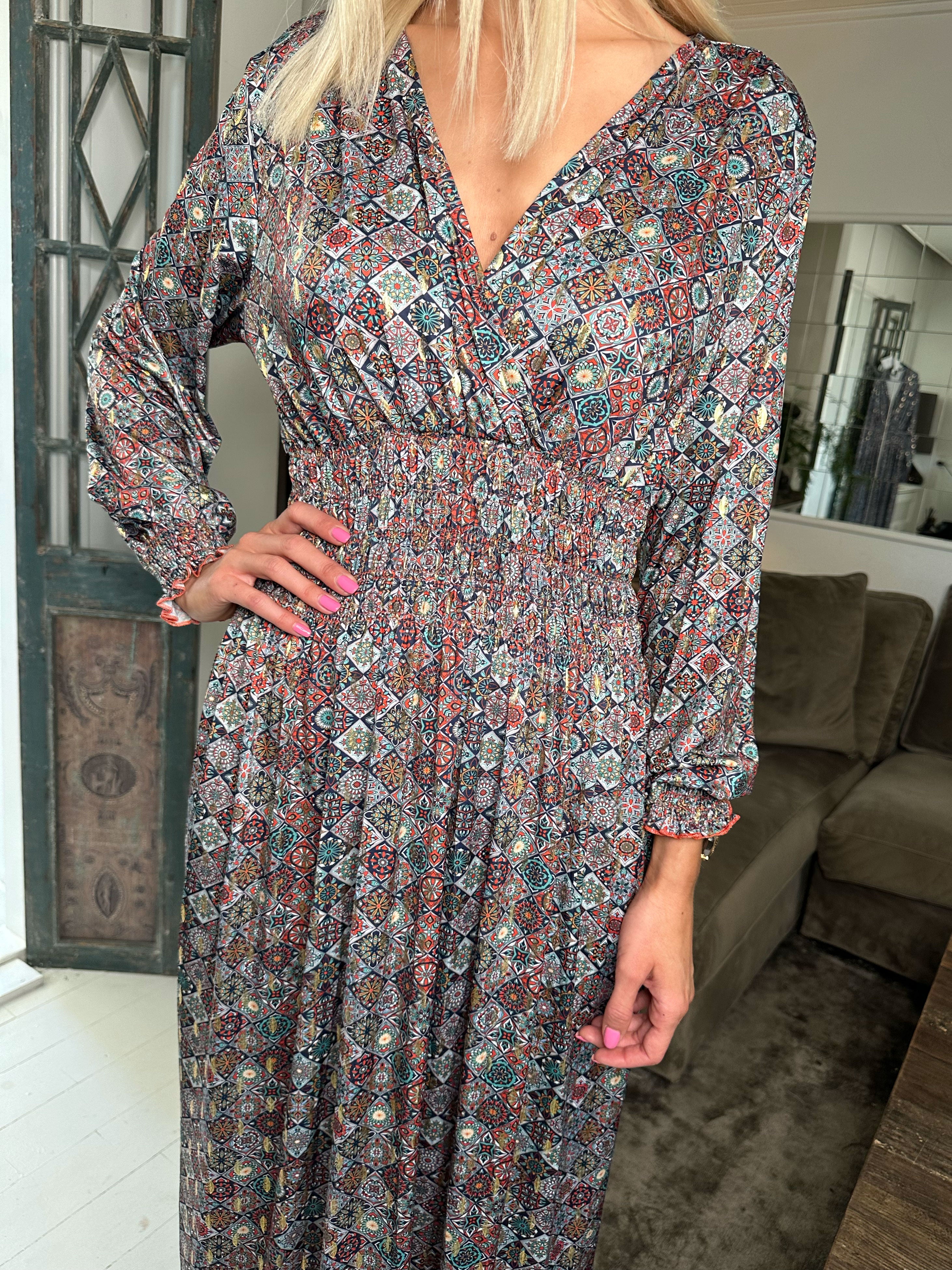 Pams Mosaic L/S - Lång elastisk klänning i skrynkelfritt tyg med långa ärmar